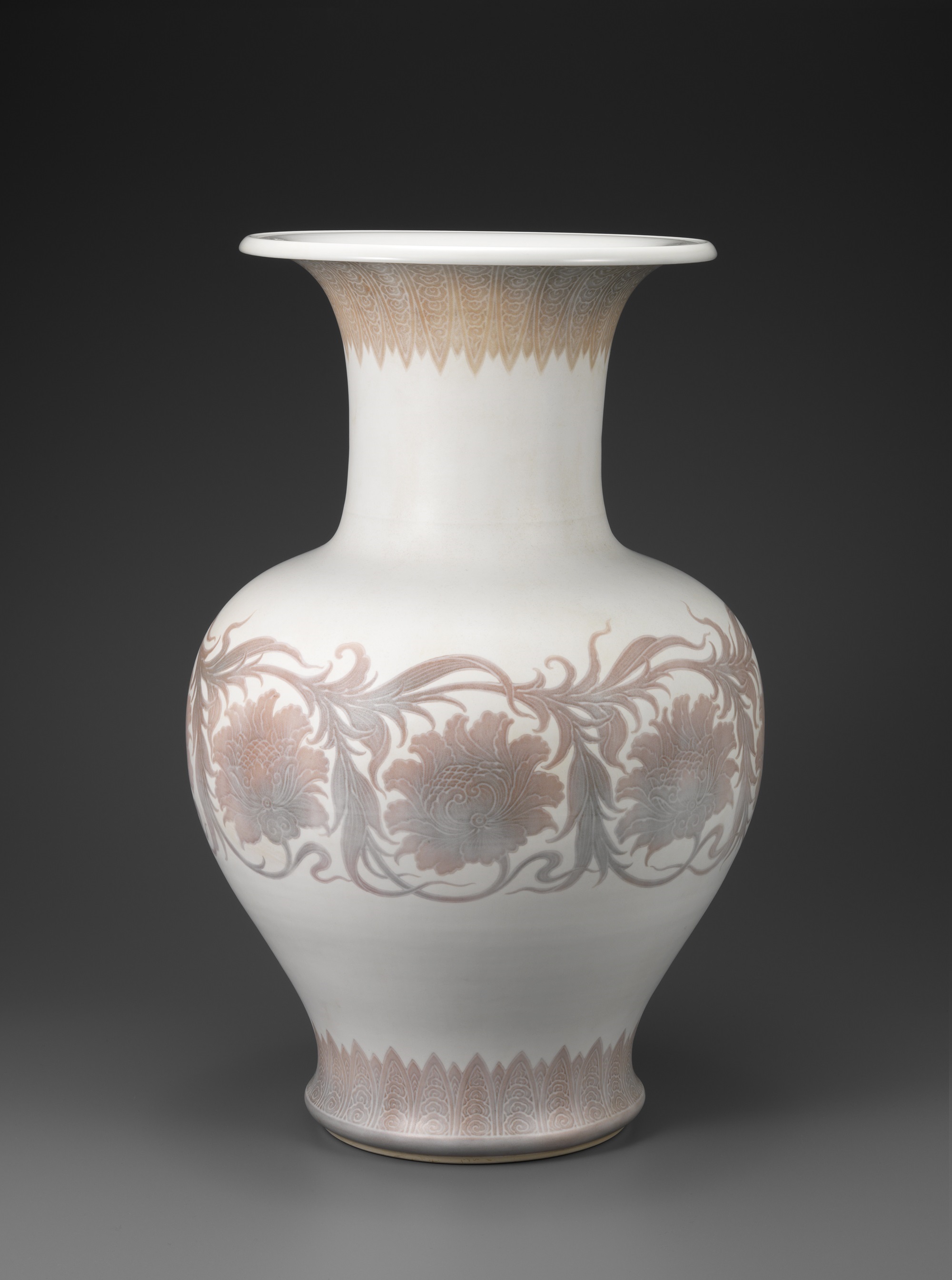 (5)板谷波山「葆光彩磁牡丹文様花瓶」1922年東京国立近代美術館蔵