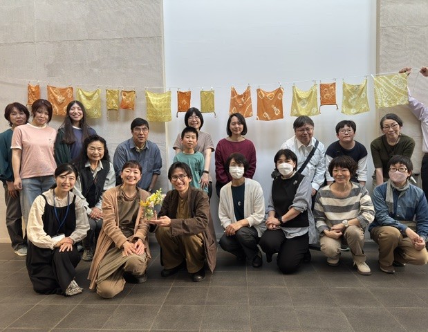 作品と参加者の集合写真