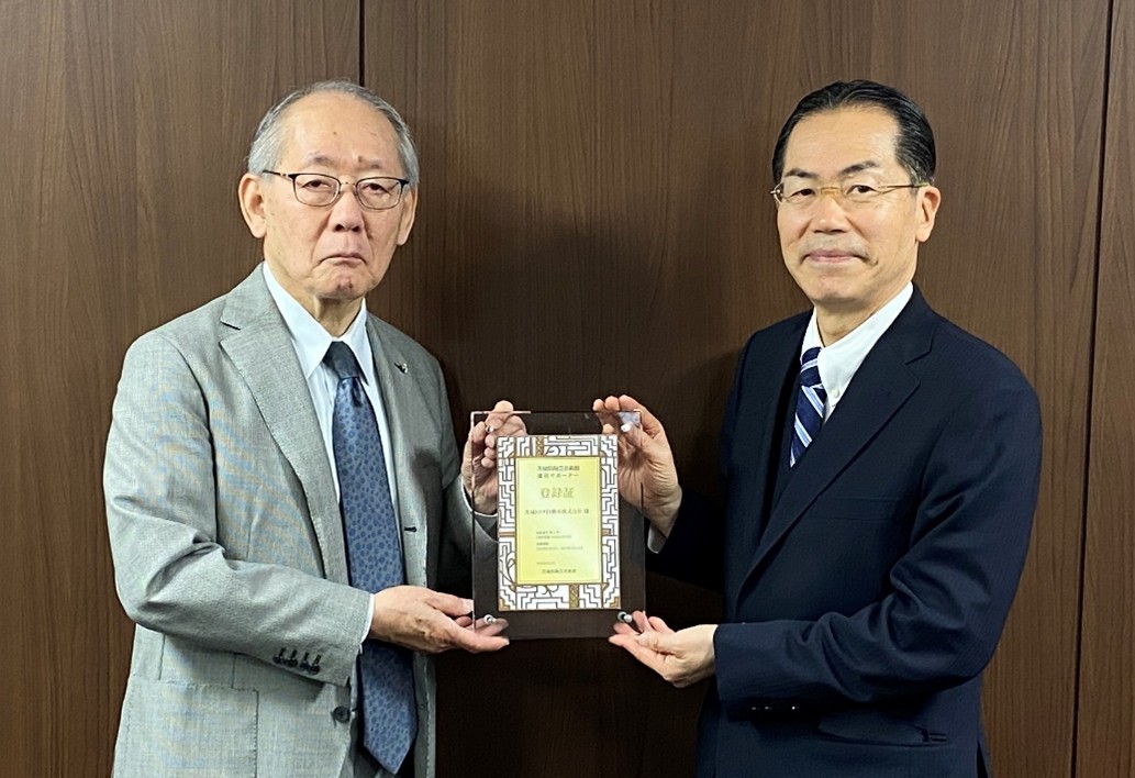 登録証のお渡しの様子（茨城トヨタ自動車株式会社）