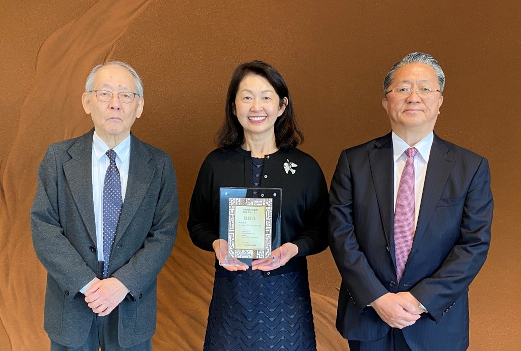 登録証のお渡しの様子（株式会社ウィンド・パワー・グループ）