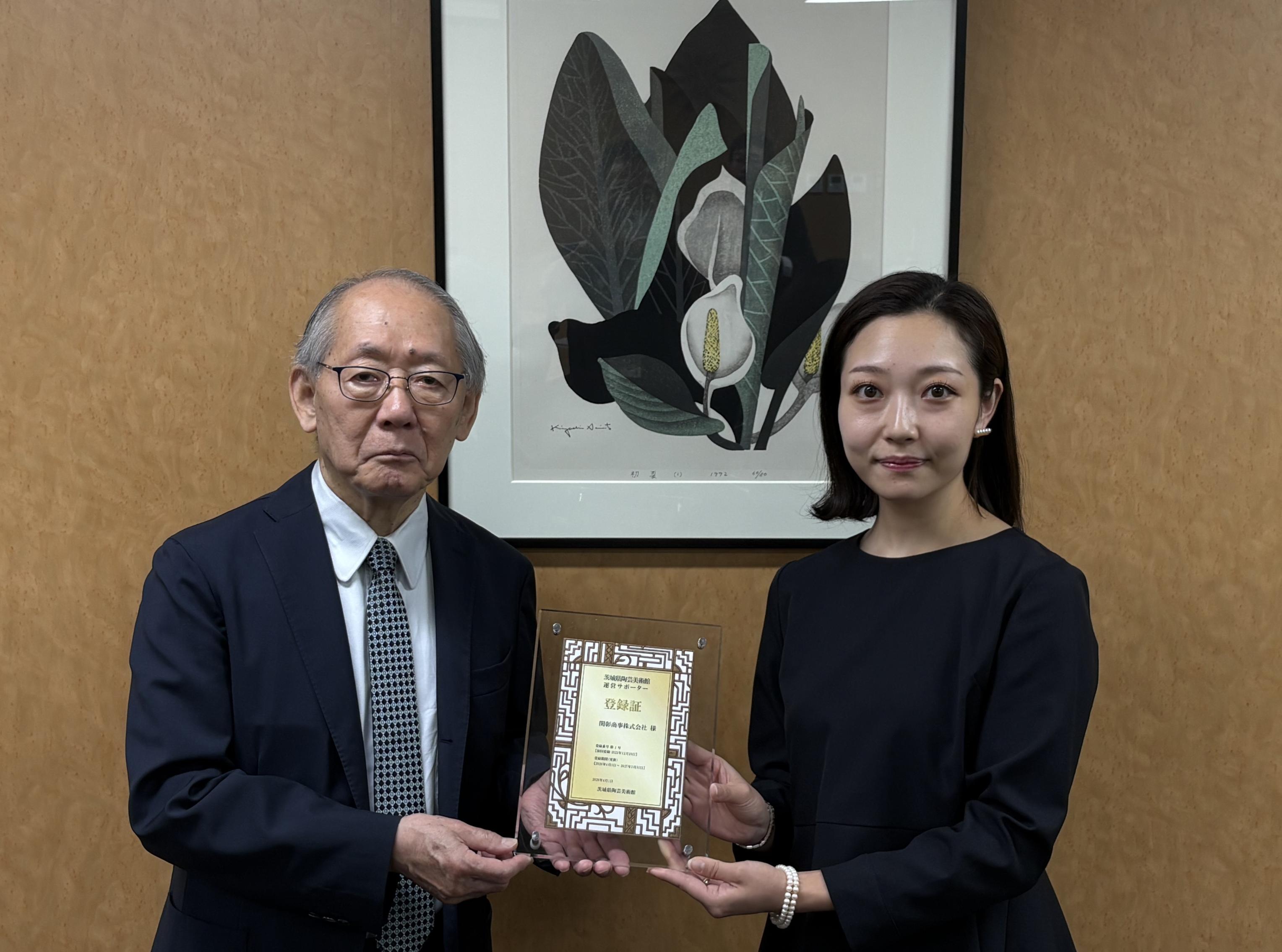 登録証お渡しの様子(関彰商事株式会社) 登録証お渡しの様子(関彰商事株式会社)
